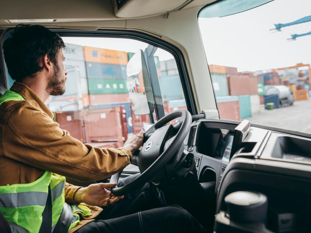 nijwa-volvo-fm-chauffeur