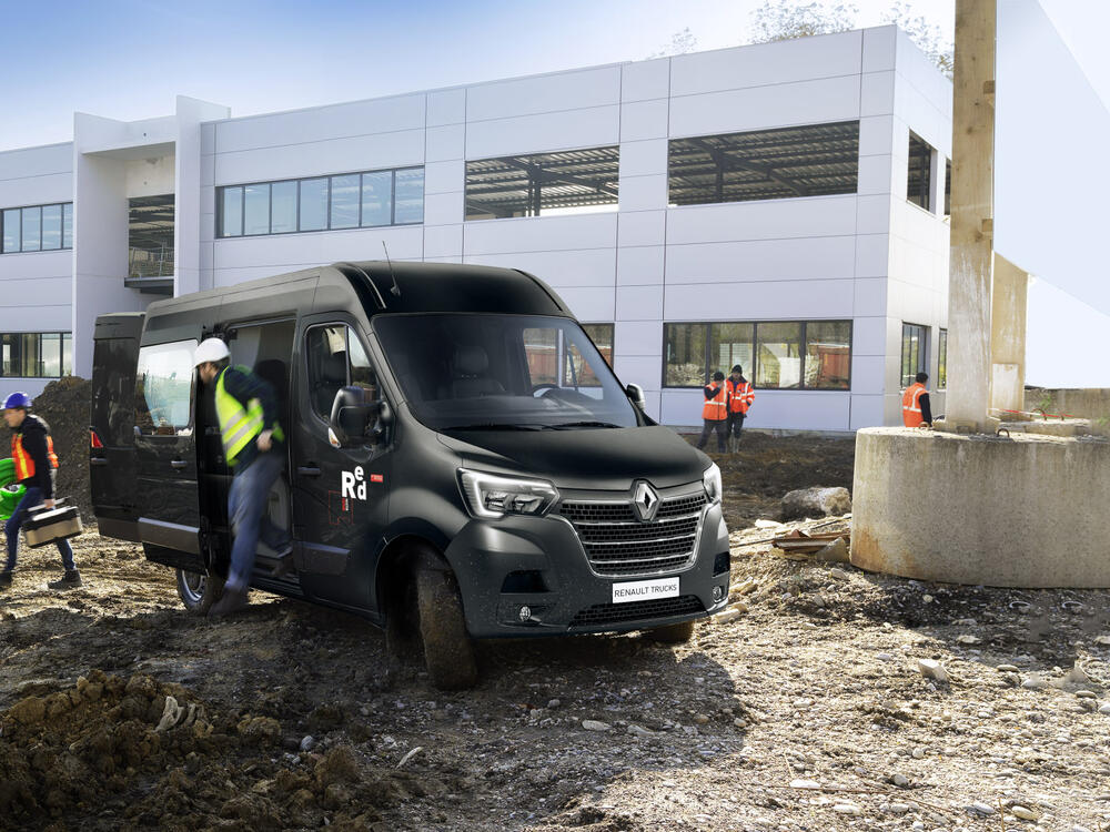 Nijwa-Renault-Master-bedrijfswagen-met-dubbele-cabine-op-werkplaats