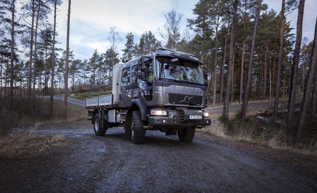 Volvo FL 4x4 front in het bos