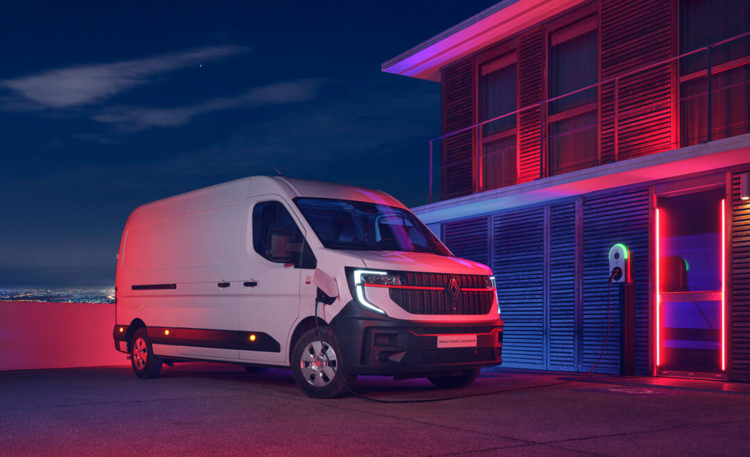 Nijwa-Renault-Master-E-Tech-bestelwagen-rijdend-'s-nachts-in-de-stad