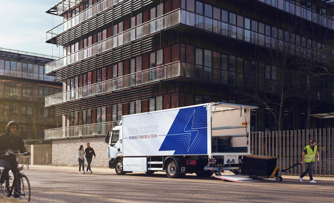 Nijwa-Renault-Trucks-D-E-Tech-lading-lossen-aan-de-straat-met-pompwagen