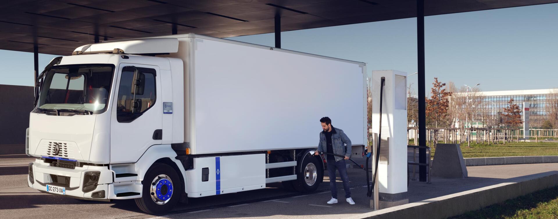 Nijwa-Renault-Trucks-D-E-Tech-opladen-bij-laadstation