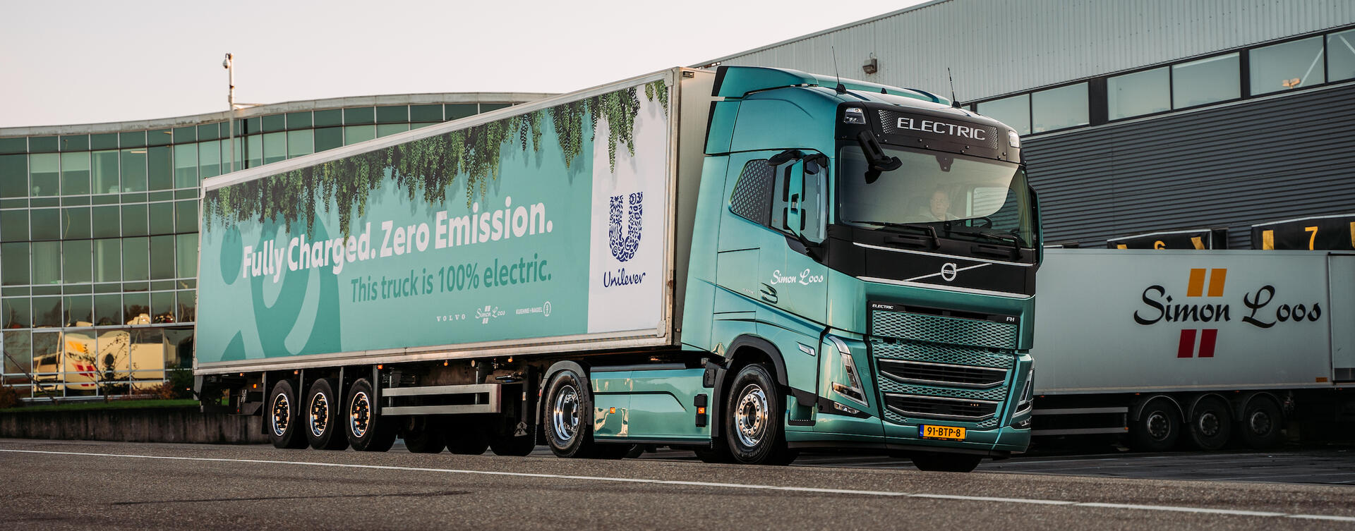 Eerste elektrische Volvo FH rolt van de band voor Nederland – Unilever en Simon Loos stellen hem in gebruik