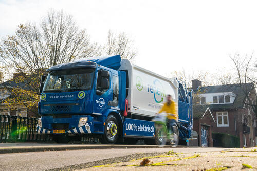 volvo-fe-electric-renewi-amsterdam-fietsers