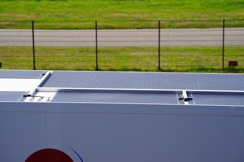 Renault Master van FLUA leidingrenovatie met zonnepanelen op het dak