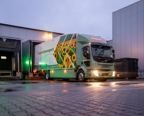 volvo-fl-electric-oegema-voor-dock-schemering volvo-fl-electric-oegema-voor-dock-schemering