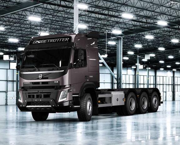 Volvo FMX Classic, dé truck voor het bouwsegment, in een lege hal. Volvo FMX Unlimited 10 jaar actie