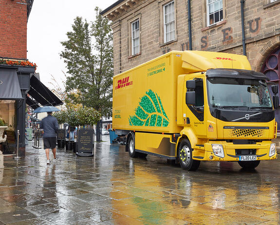 volvo-fl-electric-dhl-engeland-winkelstraat volvo-fl-electric-dhl-engeland-winkelstraat