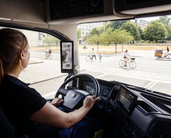 Chauffeur in Volvo FM in stedelijk gebied