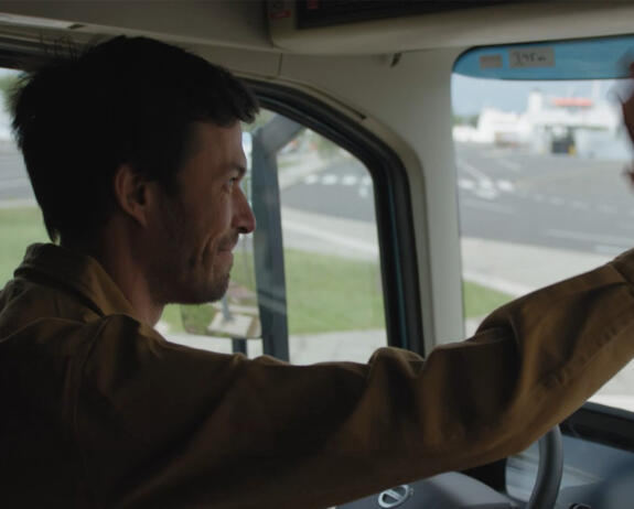 stop-look-wave-volvo-trucks-header stop-look-wave-volvo-trucks-header