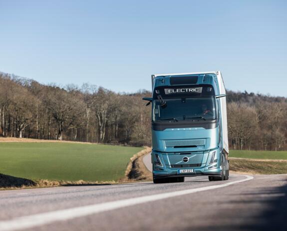 Volvo FH Aero Electric in landschap