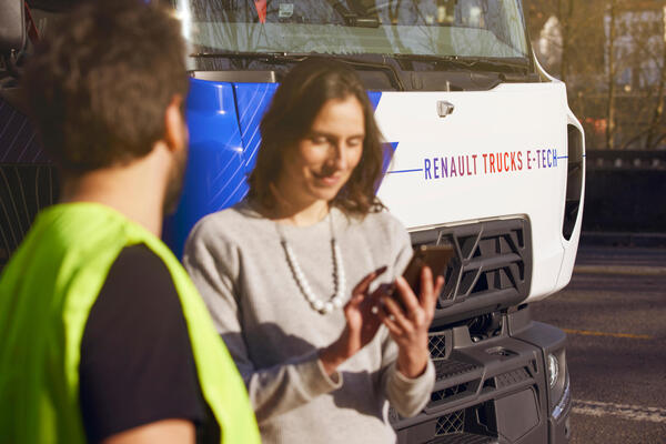 Nijwa-Renault-Trucks-D-E-Tech-met-klant-voor-de-grille