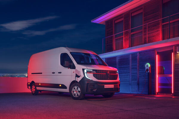 Nijwa-Renault-Master-E-Tech-bestelwagen-rijdend-'s-nachts-in-de-stad
