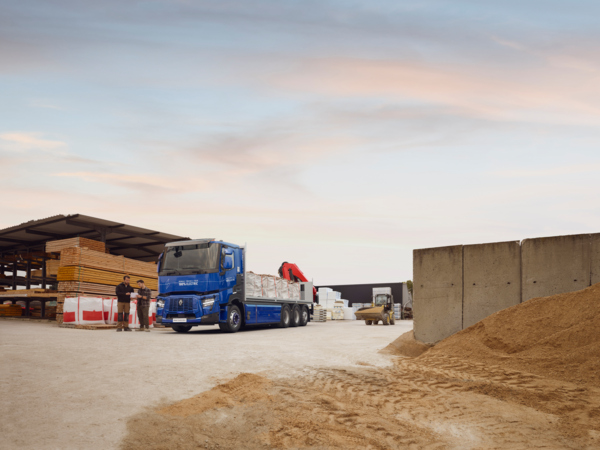 Nijwa-Renault-Trucks-E-tech-C-bouw-laden